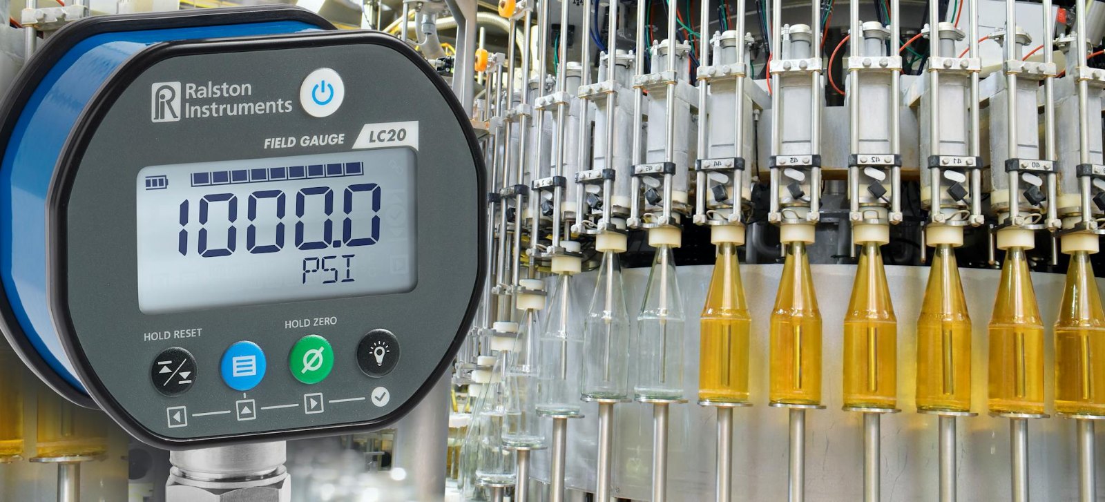 RALSTON INSTRUMENTS LC20 Digital Sanitary Pressure Gauge - 식품 충전 라인에 설치된 디지털 압력게이지 모습