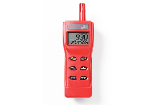 AMPROBE CO2-100 - 표시창과 버튼, 상단 센서가 보이는 휴대형 본체