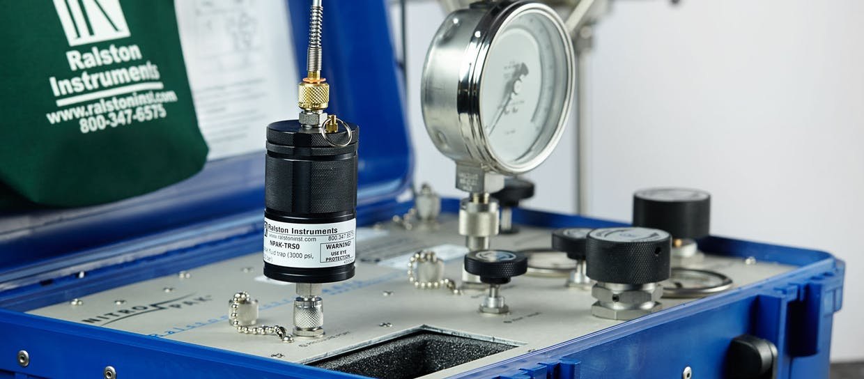 RALSTON INSTRUMENTS NPAK-TRS0-2MS0-2FSA - 압력 교정 키트 안에 트랩을 연결해 둔 모습