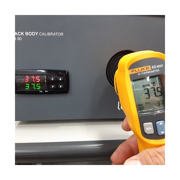 LEYRO INSTRUMENTS LBB90 - 적외선 온도계로 블랙 바디 표면을 측정하는 모습
