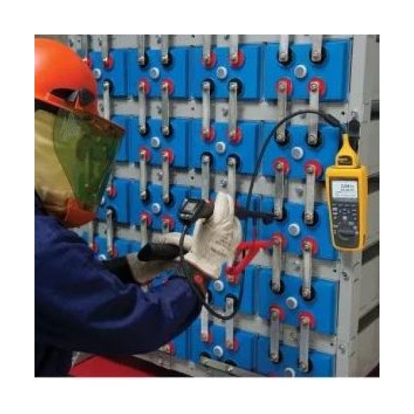 Fluke BT521ANG - 작업자가 배터리 셀 단자를 프로브로 측정하는 모습