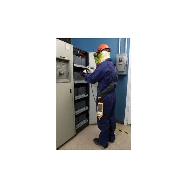 Fluke BT521ANG - 배터리 설비 앞에서 점검하는 작업자 모습