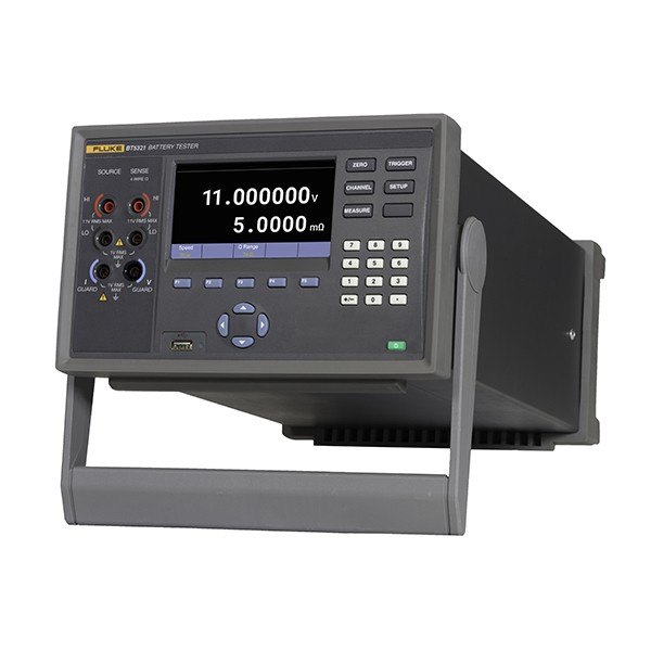 Fluke BT5300 시리즈 - 표시창과 키패드가 보이는 배터리 테스터 본체