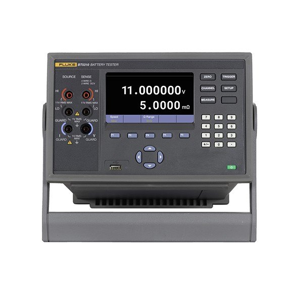 Fluke BT5300 시리즈 - 스탠드를 세운 배터리 테스터 전면