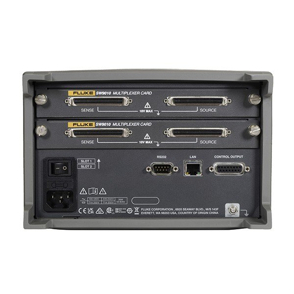 Fluke BT5300 시리즈 - 멀티플렉서 카드와 통신 포트가 보이는 후면