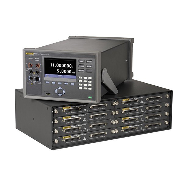 Fluke BT5300 시리즈 - 테스터 본체와 멀티플렉서 유닛을 겹쳐 둔 구성