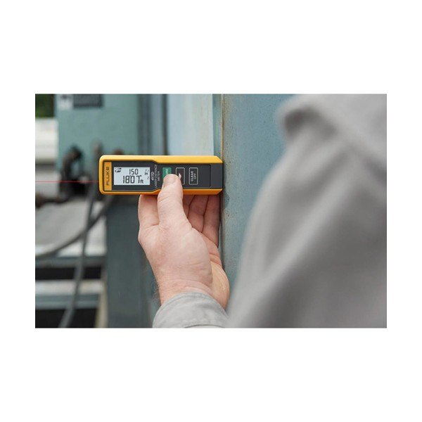 Fluke 417D - 본체를 벽면에 대고 거리를 측정하는 모습