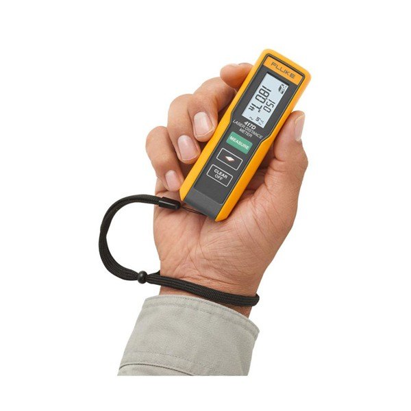 Fluke 417D - 손목 스트랩을 걸고 손에 쥔 본체 모습