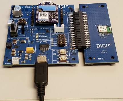 DIGI XBIB-CU-TH - USB 케이블이 연결된 XBee 개발 보드 외형