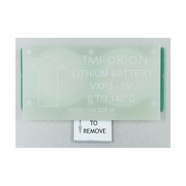 TMI-ORION PILE_VXP3 - 라벨이 붙은 투명 케이스의 리튬 배터리 모습