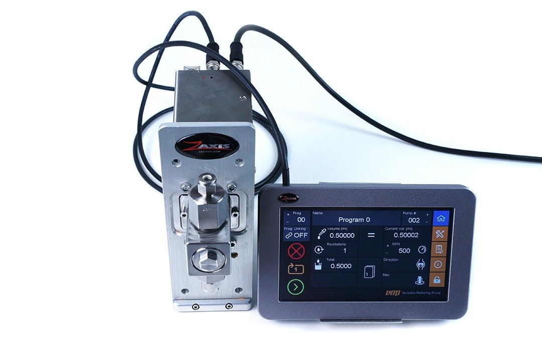 ZAXIS eVmP VS-Series - 터치 디스플레이 컨트롤러와 연결된 정밀 계량 펌프
