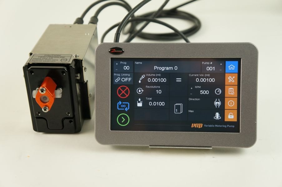 ZAXIS eVmP M-Series - 터치 디스플레이 컨트롤러와 연결된 마이크로 펌프