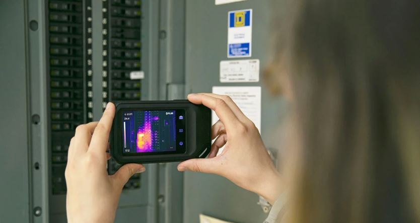 FLIR C5 - 배전반 앞에서 열화상 카메라로 점검하는 모습