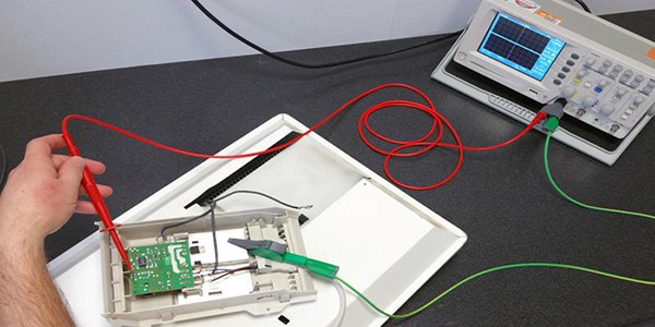 ELECTRO-PJP BNC4X10 - 회로 기판 측정에 오실로스코프와 테스트 리드를 연결한 모습
