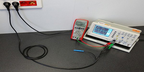 ELECTRO-PJP BNC4X20 - 멀티미터와 오실로스코프에 바나나 잭 케이블을 연결한 측정 장면