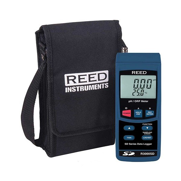 REED INSTRUMENTS R3000SD KIT - 휴대용 케이스와 함께 놓인 측정기 전면
