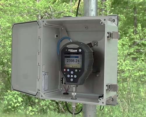 RALSTON INSTRUMENTS Weatherproof Pressure datalogger - 야외 방수함 안에 설치된 압력 로거의 모습