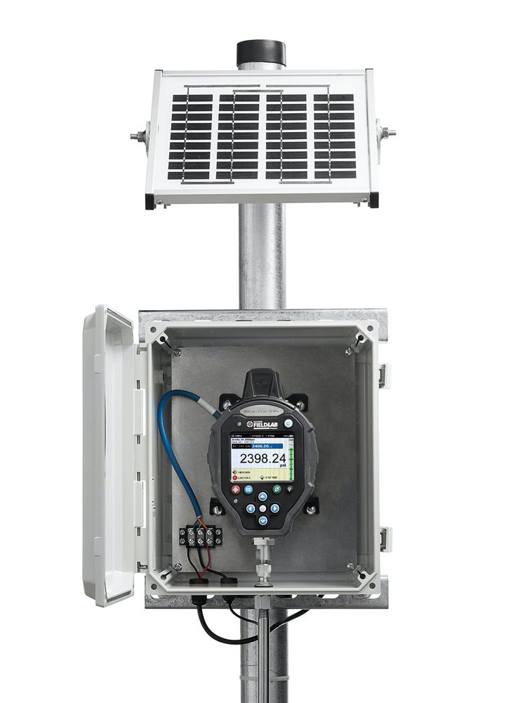 RALSTON INSTRUMENTS Weatherproof Pressure datalogger - 기둥에 태양광 패널과 함께 설치된 압력 로거 모습