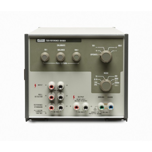FLUKE CALIBRATION 752A - 다이얼과 다수의 단자가 있는 분배기 전면부
