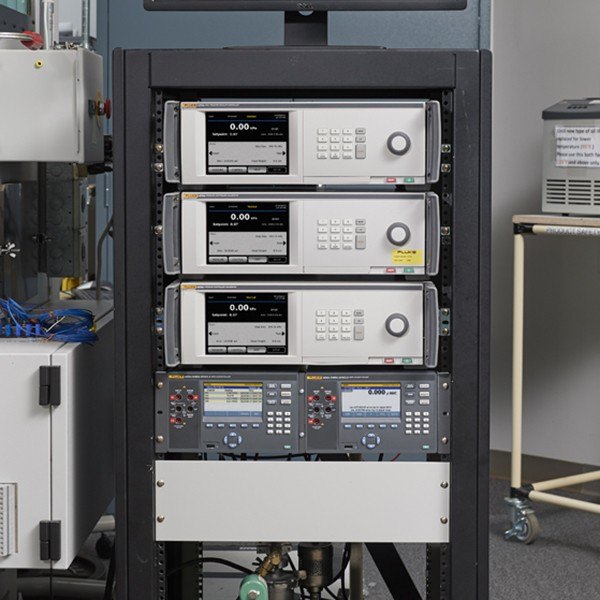 FLUKE CALIBRATION 8270A,8370A - 랙에 여러 대의 교정기 모듈을 설치한 모습