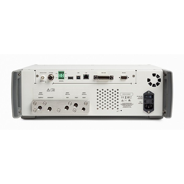 FLUKE CALIBRATION 8270A,8370A - 압력 포트와 통신 커넥터가 있는 후면부