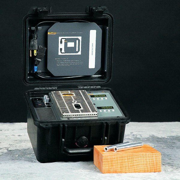 FLUKE CALIBRATION 9009-X - 뚜껑을 열어 둔 교정기와 금속 삽입 슬리브