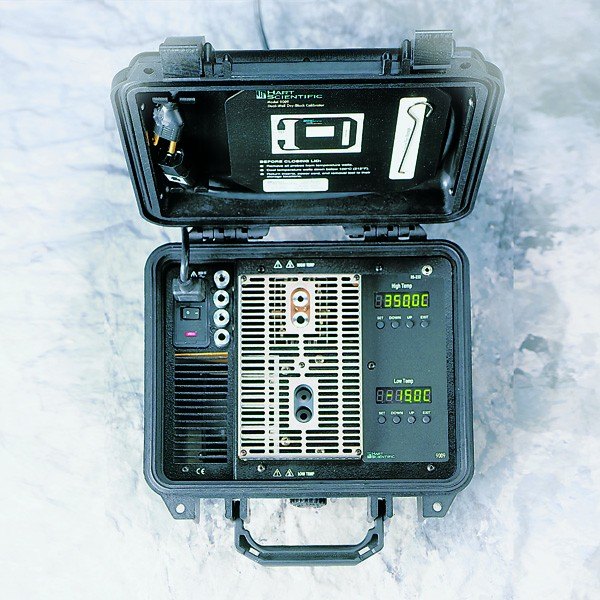 FLUKE CALIBRATION 9009-X - 케이스를 열어 표시창과 블록 상면이 보이는 모습