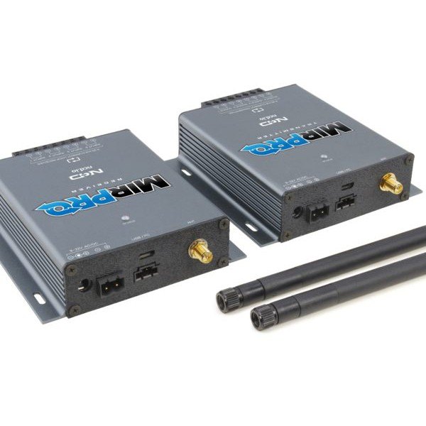NCD MP44-20_Set - 안테나를 연결한 송수신기 한 쌍의 측면