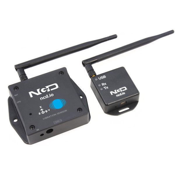 NCD PR49-24E - 진동 센서 본체와 USB 무선 모뎀이 함께 놓인 모습