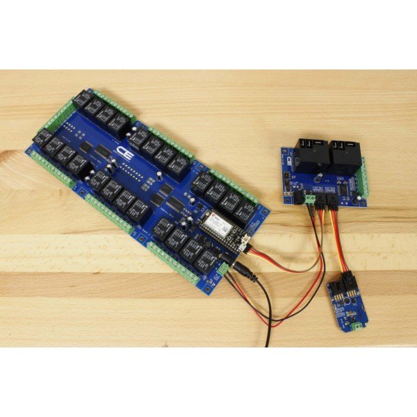 NCD 24 채널 범용 SPDT 릴레이 실드 + IoT 인터페이스가있는 GPIO 8 개 - 릴레이 보드에 센서 모듈을 케이블로 연결한 모습