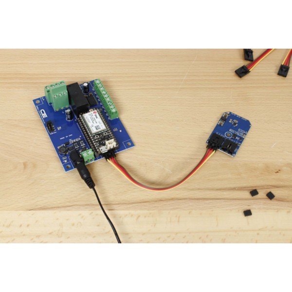 NCD 1 채널 DPDT 신호 릴레이 실드 + 7 GPIO (IoT 인터페이스 포함) - 릴레이 보드에 센서 모듈을 케이블로 연결한 모습