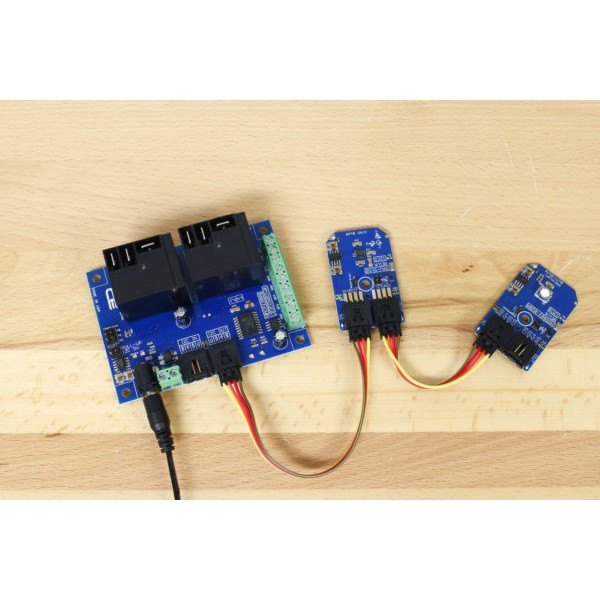NCD MCP23008 I2CIO6R2x0 2 채널 고전력 릴레이 컨트롤러 + I2C 인터페이스가있는 GPIO 6 개 - 릴레이 컨트롤러에 I2C 센서 모듈을 케이블로 연결한 모습