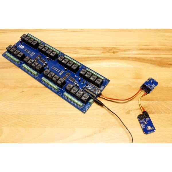 NCD PR2C-14 - 릴레이 보드에 I2C 센서 모듈을 케이블로 연결한 모습