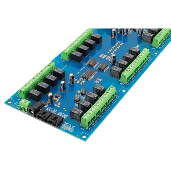 NCD I2C 인터페이스가있는 32 채널 1A SPDT 신호 릴레이 컨트롤러 - 릴레이와 녹색 단자대가 줄지어 있는 32채널 컨트롤러
