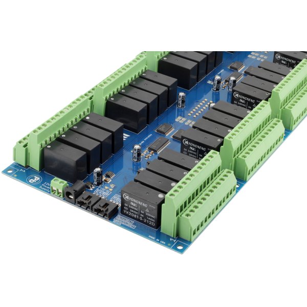NCD I2C 인터페이스가있는 32 채널 DPDT 신호 릴레이 컨트롤러 - 릴레이와 녹색 단자대가 양쪽에 늘어선 컨트롤러