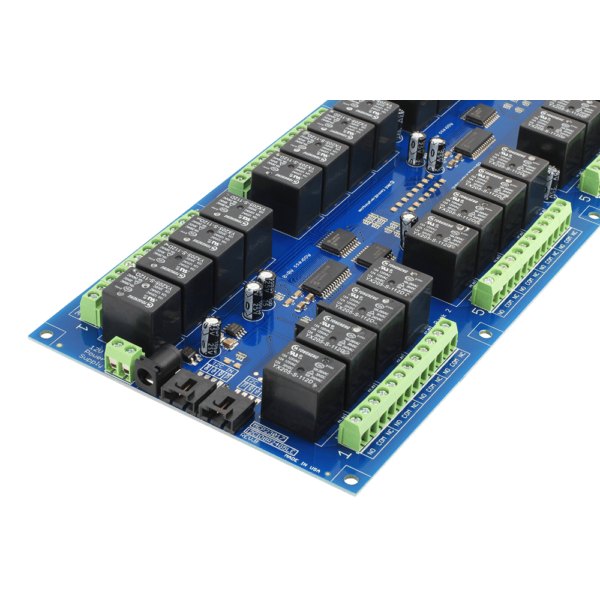NCD 24 채널 범용 SPDT 릴레이 컨트롤러 + I2C 인터페이스가있는 GPIO 8 개 - 릴레이가 늘어선 24채널 컨트롤러와 전원 잭 모습