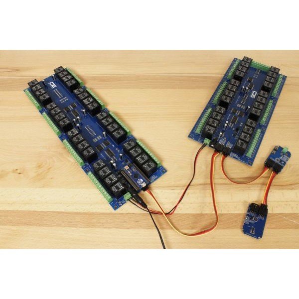 NCD 24 채널 범용 SPDT 릴레이 컨트롤러 + I2C 인터페이스가있는 GPIO 8 개 - 릴레이 컨트롤러 두 대와 센서 모듈을 케이블로 연결한 모습