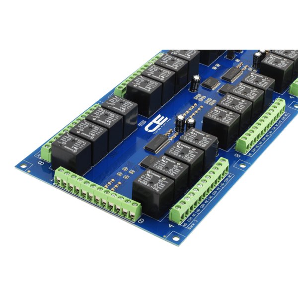 NCD 24 채널 범용 SPDT 릴레이 컨트롤러 + I2C 인터페이스가있는 GPIO 8 개 - 릴레이와 녹색 단자대가 보이는 컨트롤러 기판