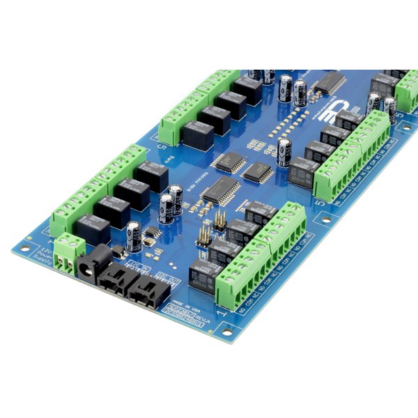 NCD 24 채널 1Amp SPDT 신호 릴레이 컨트롤러 + I2C 인터페이스가있는 GPIO 8 개 - 단자대와 전원 잭이 보이는 릴레이 컨트롤러 기판