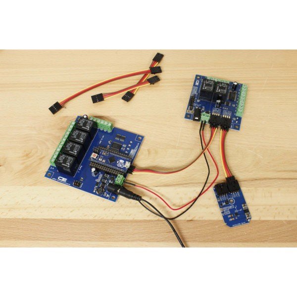 NCD 2 채널 범용 SPDT 릴레이 컨트롤러 + I2C 인터페이스가있는 GPIO 6 개 - 릴레이 보드와 모듈을 케이블로 연결한 구성 모습