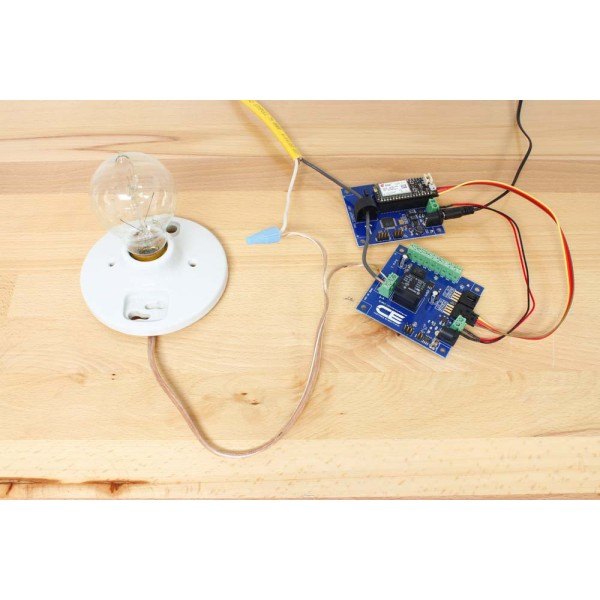 NCD 1 채널 범용 SPDT 릴레이 컨트롤러 + I2C 인터페이스가있는 GPIO 7 개 - 전구를 릴레이 보드에 연결해 제어하는 모습
