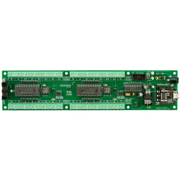 NCD ZAD1232ProXR - 칩과 입력 단자가 늘어선 긴 변환기 기판 상면