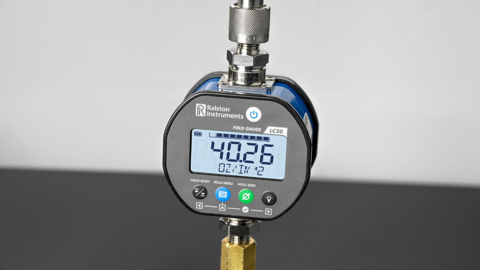 RALSTON INSTRUMENTS Dual Pressure Field Gauge LC20 - 배관 연결부에 장착된 이중 압력 필드 게이지 모습