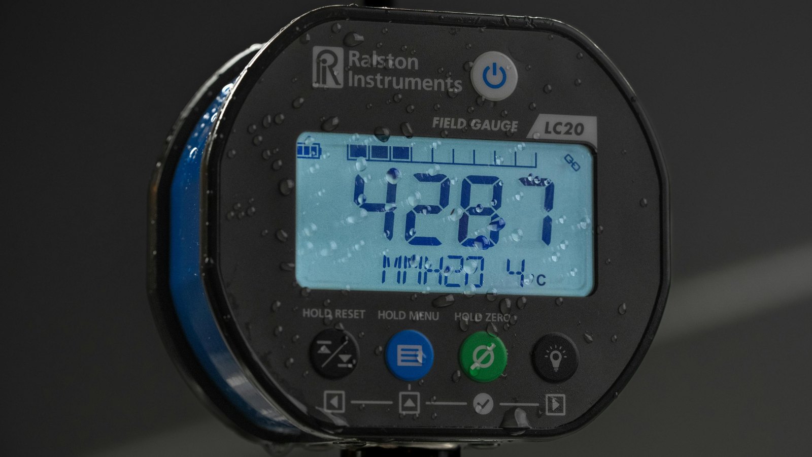 RALSTON INSTRUMENTS Dual Pressure Field Gauge LC20 - 표시창과 조작 버튼이 보이는 게이지 전면 확대