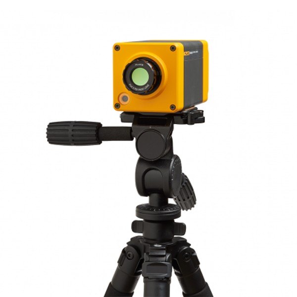 FLUKE FPI-0.75X-WIDE-LENS - 삼각대에 올린 적외선 카메라에 렌즈를 장착한 모습
