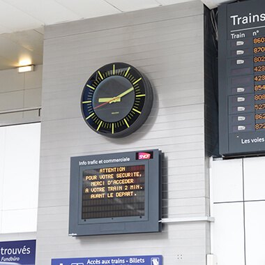 BODET Profil TGV 940 - 역 안내 전광판 옆 벽면에 시계를 설치한 모습