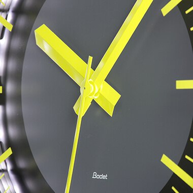 BODET Profil TGV 950 - 검은 문자판과 노란 시침·분침을 확대한 모습