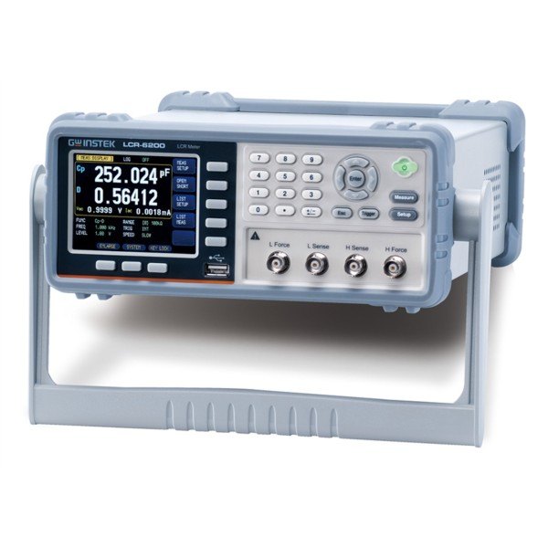 GWINSTEK LCR-6000 시리즈 - 손잡이와 컬러 화면, 측정 단자가 있는 LCR 미터 사선 모습